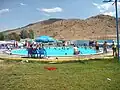 Piscine au sein de l'Aqualand vu de côté dans le Lompi Family Park