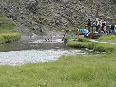 Piscine d'eau chaude naturelle à côté du camp.