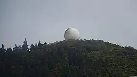 Radar météorologique de Météo-France au sommet du piton.