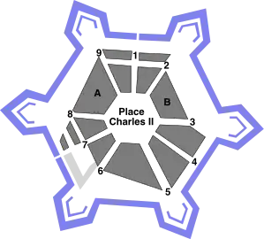 La place et les rues adjacentes. En bleu, la forteresse de 1666, aujourd'hui détruite (les chiffres et lettres renvoient au texte ci-après).