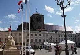 Les lions à gauche et l'église Alpin au fond.