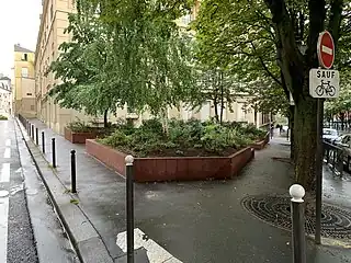 Le long de la place Hubert-Curien.