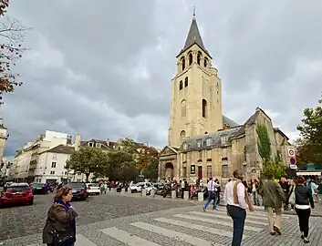 La place Saint-Germain-des-Prés vue du boulevard Saint-Germain.