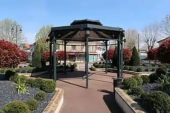 Kiosque place de la République, au cœur de la ville.
