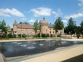 Place des Fossés à La Clayette.
