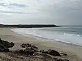 La plage de Trez Goarem côté Est et la pointe de Pen an Enez.