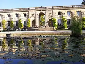 Pavillon de l'ancienne serre, donnant sur le jardin botanique.