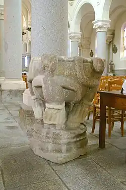 Fonts baptismaux de l'église Saint-Sauveur.