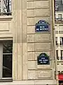 Plaque « rue de Rennes » sur la place Saint-Germain-des-Prés.