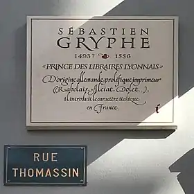 Voir la plaque.