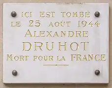 Plaque au no 29 en hommage à Alexandre Druhot, mort pendant la Libération de Paris.