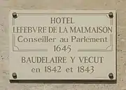 plaque avec inscription fixée sur un mur