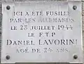 Plaque au no 153, en mémoire de Daniel Lavorini, tué par les Allemands pendant la libération de Paris (1944).