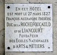 Plaque à la mémoire de François Alexandre Frédéric de La Rochefoucauld-Liancourt au no 9.
