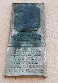 Médaillon en bronze réalisé par Cel le Gaucher honorant la mémoire du général Lasserre au n°9.