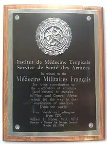 plaque de marbre noir gravée en blanc, portant l'insigne des Centers for diseases control et rédigée en anglais