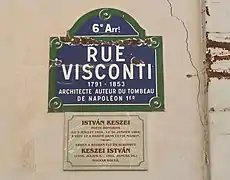 Plaque au croisement avec la rue de Seine, en hommage au poète hongrois Istvan Keszei (hu).