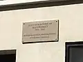 Plaque à la mémoire de Jean Poiret au no 22.