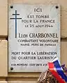 Plaque au no 3 en hommage au résistant Léon Charbonnel, mort en 1944 pendant la Libération de Paris.