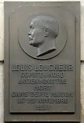Plaque au no 9.