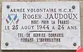 No 30 : plaque rendant hommage à Roger Jaudoux, mort pour la France en 1944.