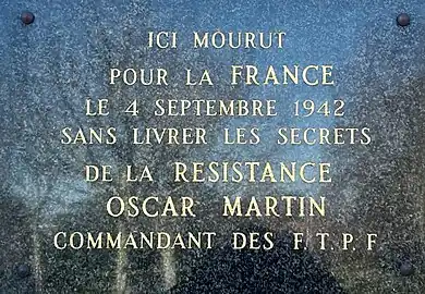 Plaque commémorative honorant la mémoire du résistant FTPF Oscar Martin apposée sur l'école du Pouy.