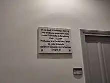 Est inscrit : "Le Jeudi 25 Novembre 1943, Jour d'odieuse persécution nazie contre l'Université de Strasbourg, Paul Collomp, Professeur à la Faculté des Lettres de cette Université, lâchement assassiné par la Gestapo a expiré ici.