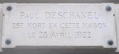 Photo d'une plaque apposée sur un mur comportant l’inscription « Paul Deschanel est mort en cette maison le 28 avril 1922 »
