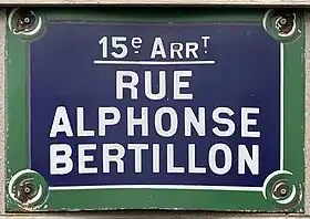 Voir la plaque.