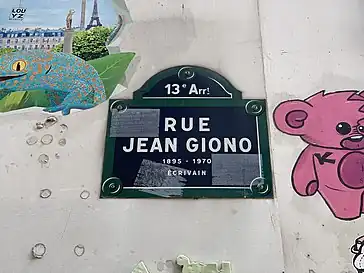 Plaque de la rue Jean Giono à Paris dans le 13e arrondissement de Paris.