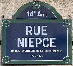 Voir la plaque.