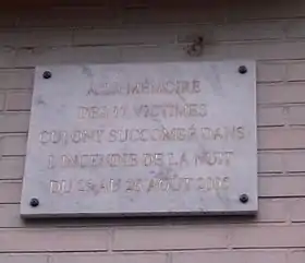 Plaque au no 20, en hommage aux victimes de l'incendie de 2005.