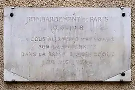 Plaque aux no 119-125 rappelant un bombardement de la Première Guerre mondiale.