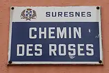 Photographie en couleur d'une plaque de rue.