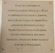 Plaque commémorative du réseau Défense de la France à la Sorbonne : "D'aout 1941 à septembre 1942, le journal clandestin Défense de la France fut imprimé grâce à Hélène Viannay, née Mordkovitch, assistante du Professeur Lutaud, et Philippe Viannay, étudiant en philosophie, tous deux fondateurs du mouvement Défense de la France avec Robert Salmon et le soutien de Marcel Lebon".