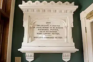 Plaque commémorative en marbre, à l'entrée du bâtiment.