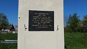 Plaque commémorative texte lisible.