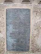 Plaque sur le mur commémoratif.