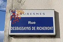 Photographie en couleur d'une plaque de rue.