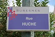 Photographie en couleur d'une plaque de rue.