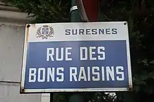 Photographie en couleur d'une plaque de rue.