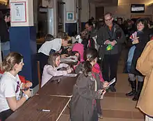 Photographies de Stars donnant des autographes après un match