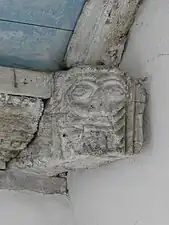 Blochet à l'intérieur du porche sud.