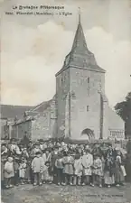 L'église avec au premier plan un groupe de villageois.