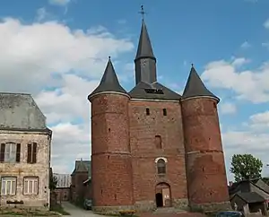 Église Notre-Dame de Plomion, une des églises fortifiées de Thiérache.