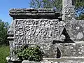 Le calvaire-autel de Kergoal, inscription placée sur son socle.