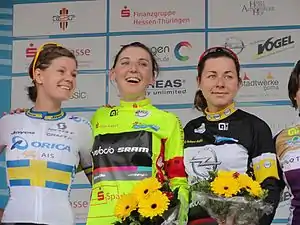 Photo avec trois coureuses dont Élise Delzenne
