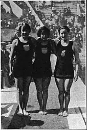 photographie noir et blanc : trois femmes en maillot de bain