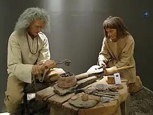 Reconstitution de la fabrication des gombiks dans un musée de Pohansko (zámek) (cs)