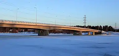 Le pont de la Poikkimaantie.